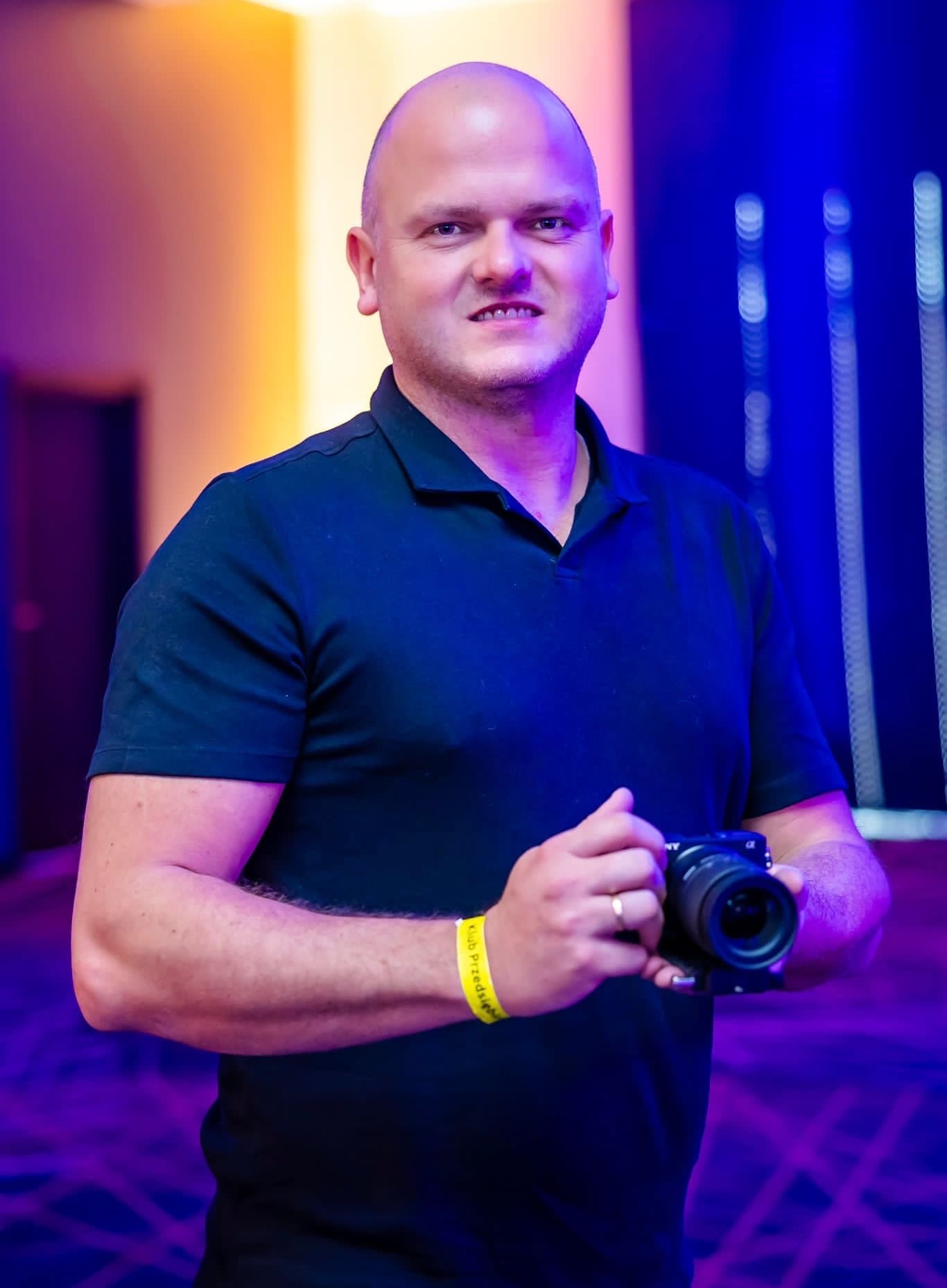 Michał z gimbalem i kamerą